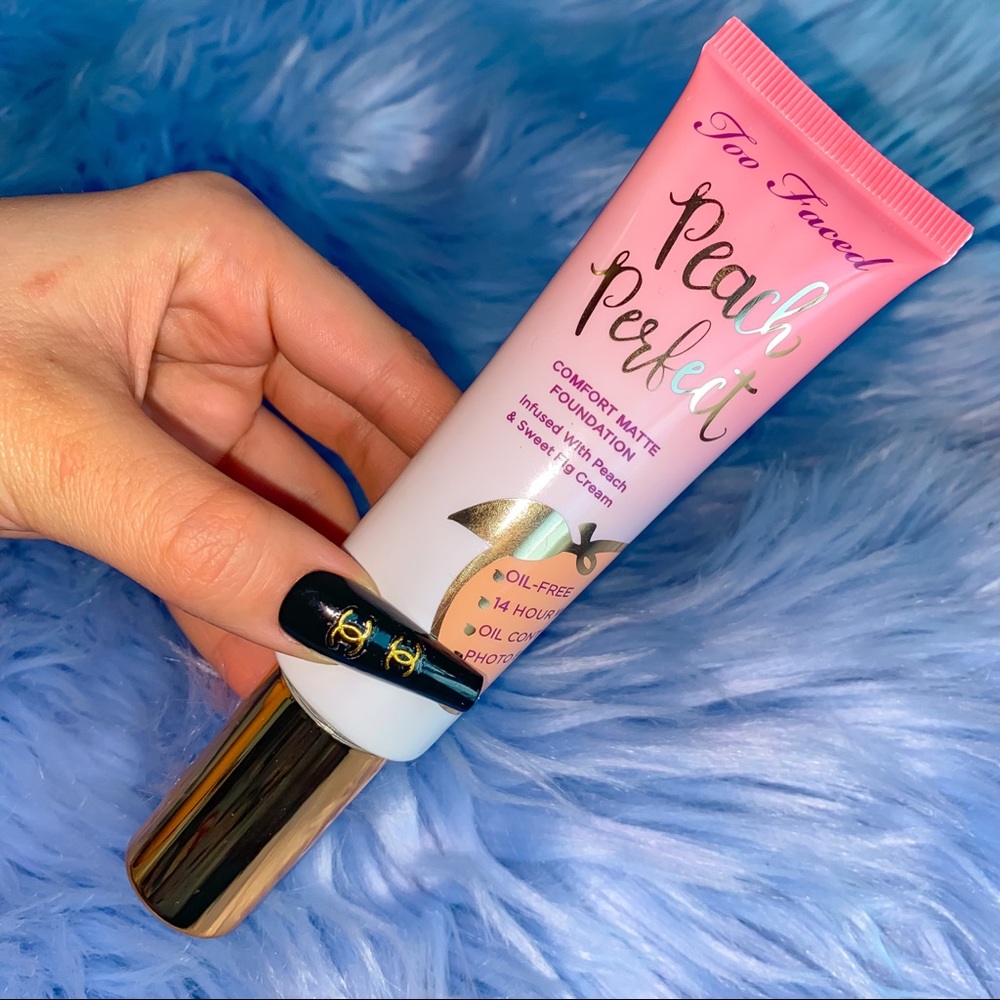 Too Faced Peach Perfect Comfort Matte Foundation (Shade Snow)